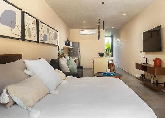 Hotel Chic With Swim-up Pool Access