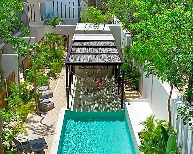 Hotel Chic With Swim-up Pool Access